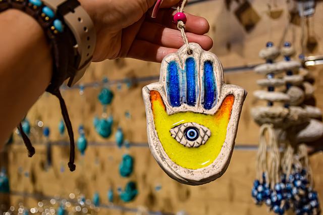 Hamsa, den helande handen. Fatimas eller Miriams hand. Guds hand. 