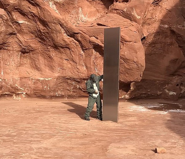 Mystisk metallobelisk i Utah-öknen