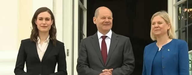 Finska kvinnor laddar upp egna dansvideor för att stödja Sanna Marin
