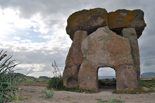 Megalitgraven Dolmen de Sa Coveccada i nordöstra Sardinien.