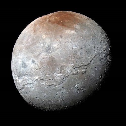 Pluto rödmålar sin största måne Karon 