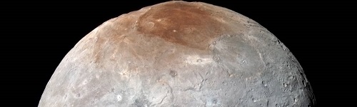 Pluto "målar" sin största måne Karon. Unikt i vårt solsystem enligt NASA-forskare.